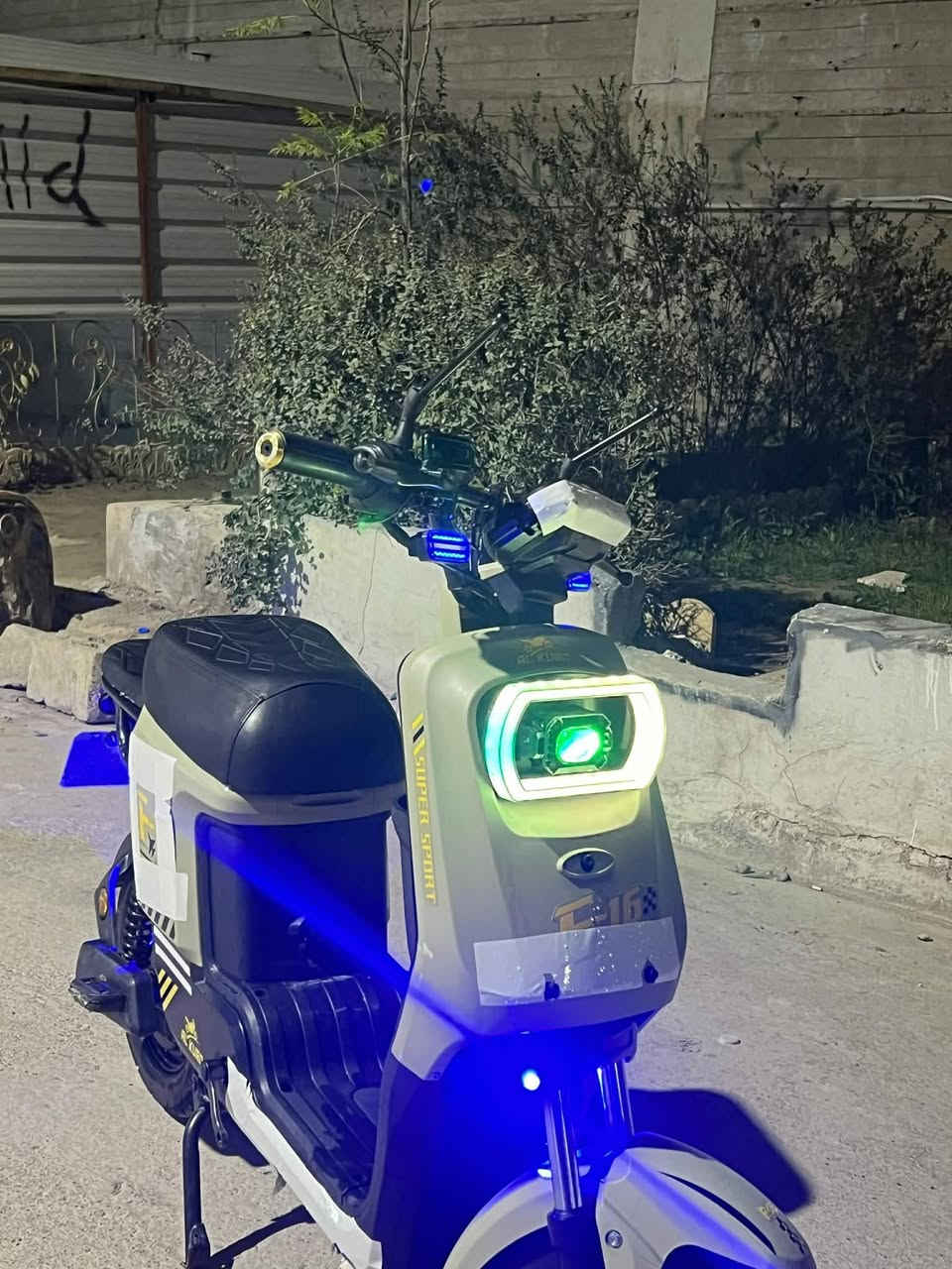 دراجا شحن خمس بطاريات 60v
20امبير يمشي 70 كيلو متر بلشحنه الواحده بي نطام الرجوع للخلف ملف 1600 واط سرعه 99 الحقيقي 70 اربع سرع مثبت سرعه بريكات دسك  جديد كلشي شغال المكان موصل حي العربي السعر 490 وبي مجال ***********
