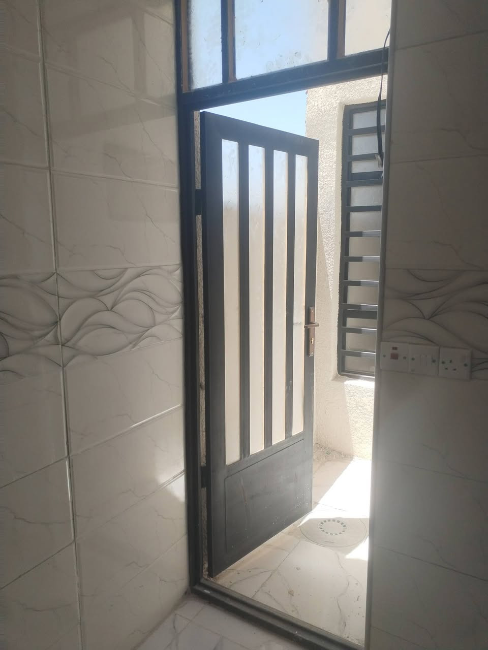 مشتملات للبيع مساحة الواحد ٧٠ متر يحتوي على ٢غرف نوم واستقبال ومنور و٢ حمامات داخلي وخارجي ومتوفر كافة الخدمات شارع ١٤ متر تبليط ومجاري وماء طابو زراعي سند ٢٥ المكاتبه مع صاحب السند للاستفسار *********** السعر ٦٥ مليون وبي مجال
