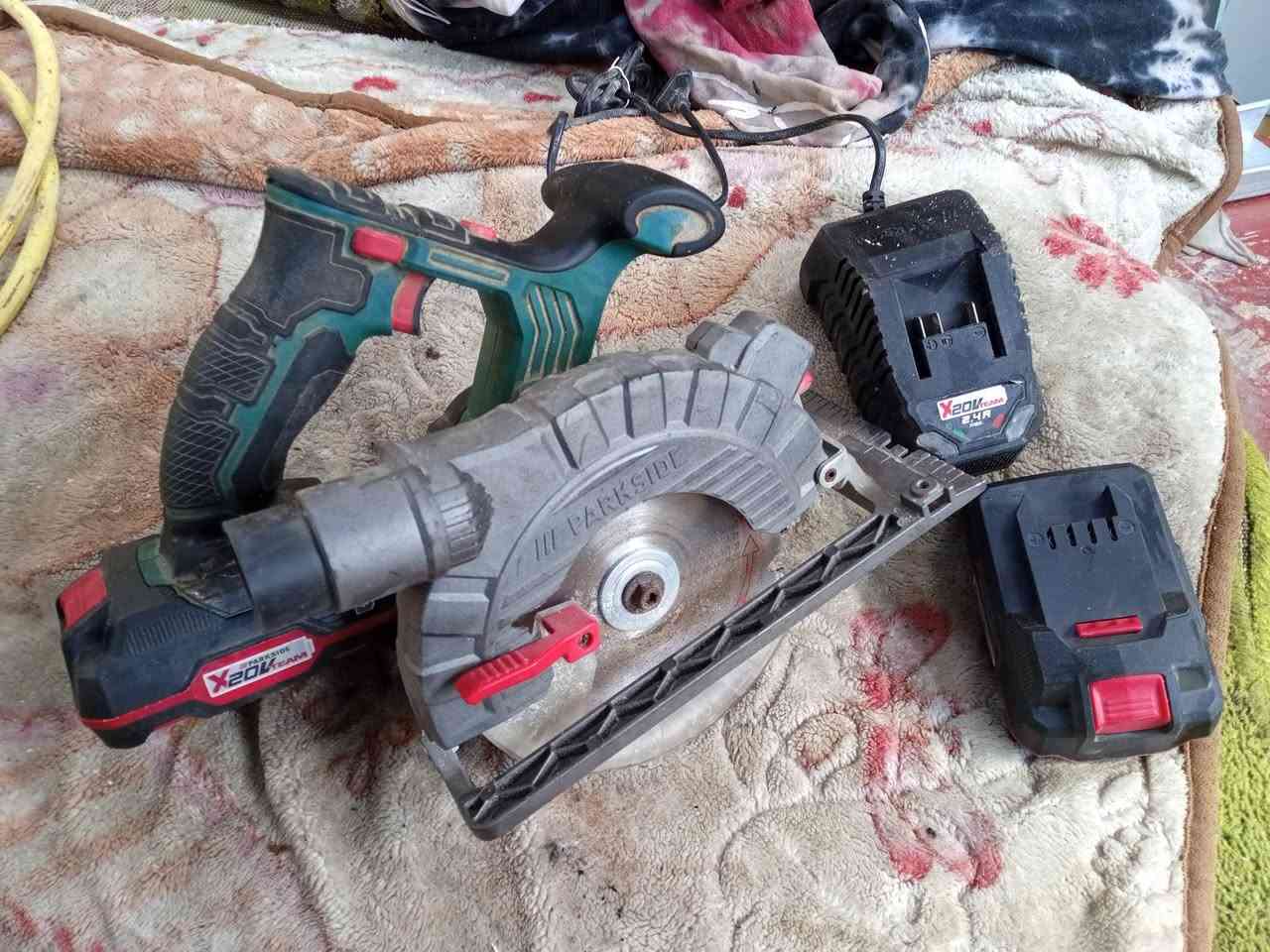 سلام عليكم 
للبيع منشار قرصي شحن بارك سايد ألماني دبل بطاريه شاحنه سوبر شحن سريع حجم الفرص 7انج نضيف كلش مامشتغل بي هواي سعر 60مكان بغداد 
اتواصل *********** بي واتساب
