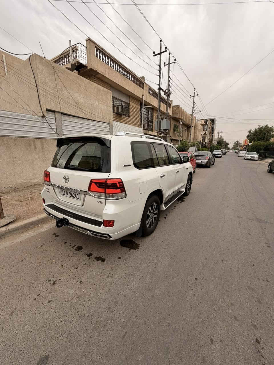 السلام عليكم 
للبيع لاندكروز 2017 
فئة GXR سبشل ادشن 
رقم بغداد تحويل مباشر 
كير محرك كفاله
تبريد كفاله 
صدر جديد 
مكينه V8
تخم تاير جديد 
مواصفات معروفه 
بيها جاملغ خلفي صبغ وحافة البنيد صبغ 
السعر 465 وبيها مجال 
مكاني بغداد حي الجهاد 
***********
***********
