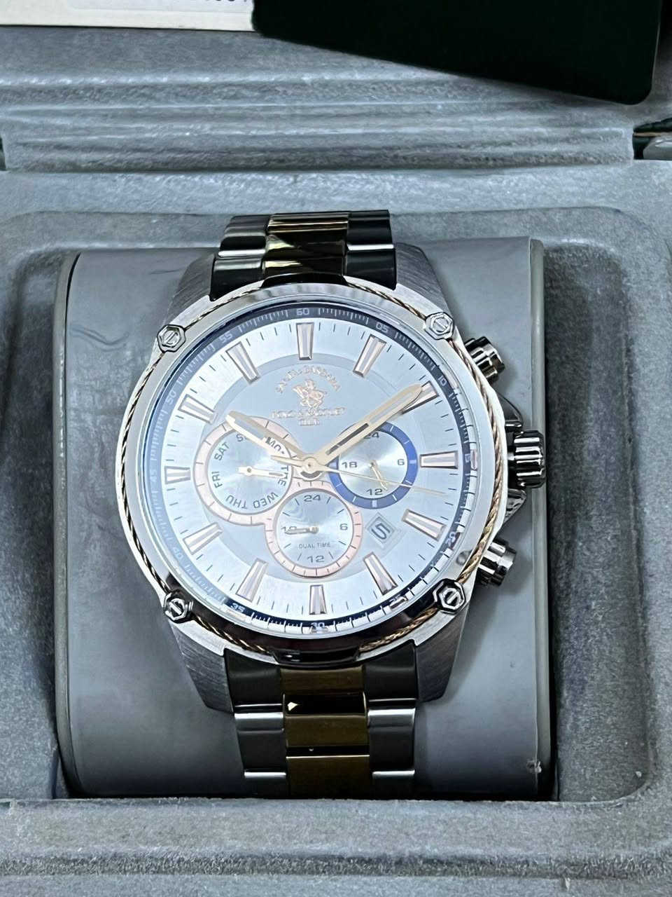 ⌚ ساعة Santa Barbara Polo & Racquet Club أصلية 100%
فرصة مميزة لعشاق الساعات الكلاسيكية الفخمة ✨
🔹 الماركة: Santa Barbara Polo & Racquet Club
🔹 الموديل: SB.1.10335-4
🔹 الحالة: شبه جديدة (مستخدمة مرتين فقط)
🔹 أصلية بالكامل ويا العلبة والكرت الرسمي
🔹 تصميم راقي يجمع بين الفضي والذهبي (ستايل رسمي يومي ومناسب للمناسبات)
المواصفات:
✔️ حركة كوارتز دقيقة وعملية
✔️ عرض اليوم والتاريخ
✔️ عداد 24 ساعة
✔️ هيكل ستانلس ستيل مقاوم للصدأ
✔️ سوار ستيل ثنائي اللون
✔️ زجاج مقاوم للخدش
✔️ تصميم كلاسيكي فاخر مناسب للبدلات والمظهر الرسمي
الساعة نظيفة جداً بدون خدوش تذكر وحالتها ممتازة 👌
💰 السعر: ( 180,000 الف)
📍 الموقع: بغداد
📩 للتواصل خاص


**إذا كنت صاحب هذا الإعلان وتريد حذفه لأي سبب، رجاءا أرسل رسالة إلى الدعم الفني**