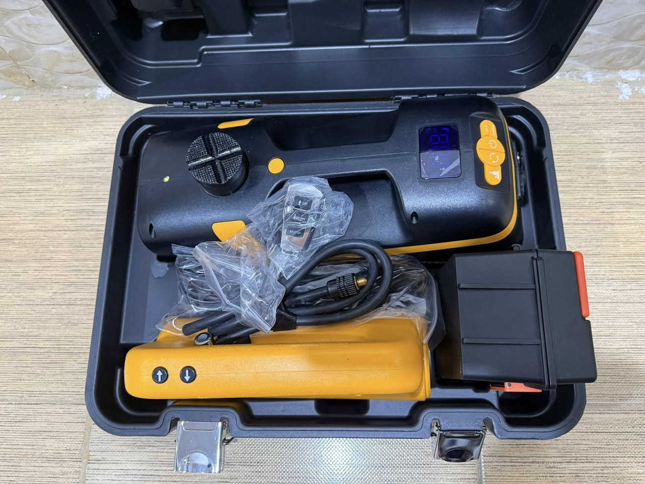 السلام عليكم ورحمة الله وبركاته
للبيع جك 5 طن ومنفاخ ودريل يستخدم للطوارئ نوعية ممتازه جداً علية عرض جديد ما مستخدم اصلي رايدة ب125 الف مكاني العمارة *********** وموجود توصيل
