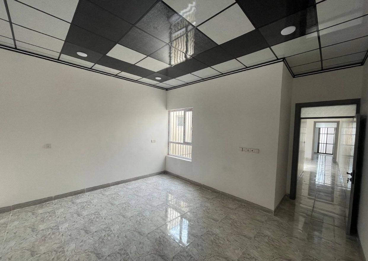 السلام عليكم 
دار للبيع 
في حي السماح 
يقع عل شارع تجاري 
بعرض 20 متر
مساحة 100 متر
 طابقين 
٣ غرف نوم
 بناء حديث زيرو ما مسكون
 فول سيراميك وحلان وسقوف جبس

السعر 110 مليون وقابل للتفاوض
للاستفسار مراجعة مكتب المدينه سايدين الصديق  قرب مرطبات البحرين 
***********
***********
