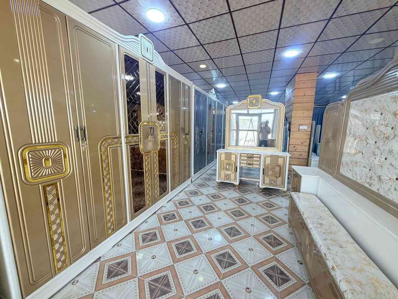 🛋️ أناقة بيتك تبدأ من "رائد النازك" 🛋️
لأن منزلك هو مرآة ذوقك، نحن هنا لنمنحه اللمسة الملكية التي يستحقها! يسر معمل ومعرض رائد النازك للأثاث والمفروشات أن يقدم لكم أحدث وأرقى الموديلات لعام 2026، بتصاميم تجمع بين الفخامة العصرية والمتانة العالية.

✨ ما نتميز به في معاملنا:

 🛏️ غرف نوم: قمة في الراحة والجمال، مصممة بأعلى معايير الجودة لتضمن لك نوماً هنيئاً.

 🛋️ تخم (أطقم قنفات): تشكيلة واسعة من الأطقم التركية والكلاسيكية التي تضفي فخامة على صالة ضيوفك.

 🪵 جلسات عربية: أصالة التراث بلمسات حديثة، مريحة ومصنوعة من أجود أنواع الإسفنج والقماش.

 🧵 ستائر: تصاميم ساحرة وألوان متناسقة تكتمل بها لوحة منزلك الراقية.

 🪞 مفروشات: تشكيلة مميزة من الأغطية والسجاد التي تمنح الدفء والجمال لكل زاوية.

🛠️ التميز هو شعارنا: ننفذ أرقى التصاميم حسب الطلب والقياس بأيدي أمهر الحرفيين، وبأجود أنواع الأخشاب والمواد الأولية مع ضمان حقيقي.

📍 العنوان: الأنبار - الرمادي - زنكورة (مفرق زنكورة)

📞 للحجز والاستفسار (اتصال أو واتساب): ***********

🚗 تتوفر خدمة التوصيل والشد لكافة مناطق الرمادي
