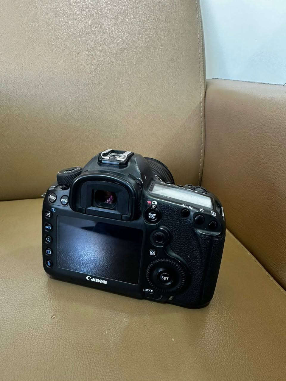 Canon 5d dsr 
51 ميكا بكسل
شترها 12k
سعر مليون و 700
***********
