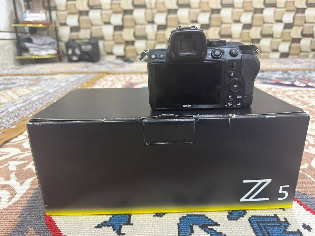 كامره نيكون زد ڤايف للبيع
ملحقات كامله.............. 
. شاحنه
.بطارية اصلية
.كارتونه الاصلي
.حزام الكامرة
السعر:مليون واربعميه قفل🔒
نضافة الكامره 100/100
كما موضح بل صور
بدي فقط. 
للستفسار:***********
