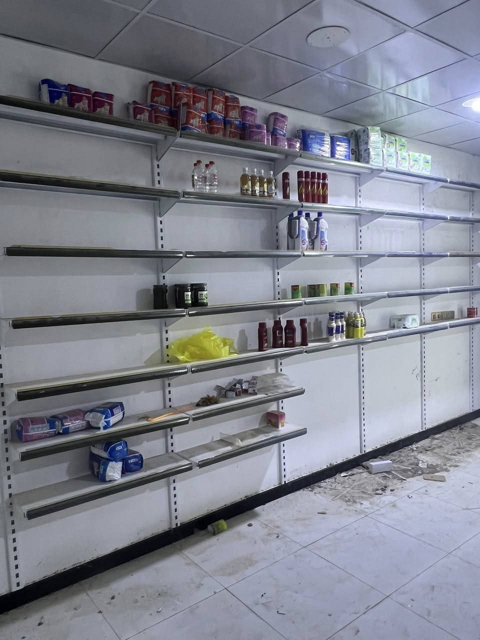 السلام عليكم
اغراض محل للبيع
رفوف عدد 71 ايراني الثقيل عمق 25 
عارضه ايكور التركي الاصلي 
سلات جبس عدد 2
مكاني البصرة معمل الورق
*********** بي واتساب وغير متواجد على الفيس
