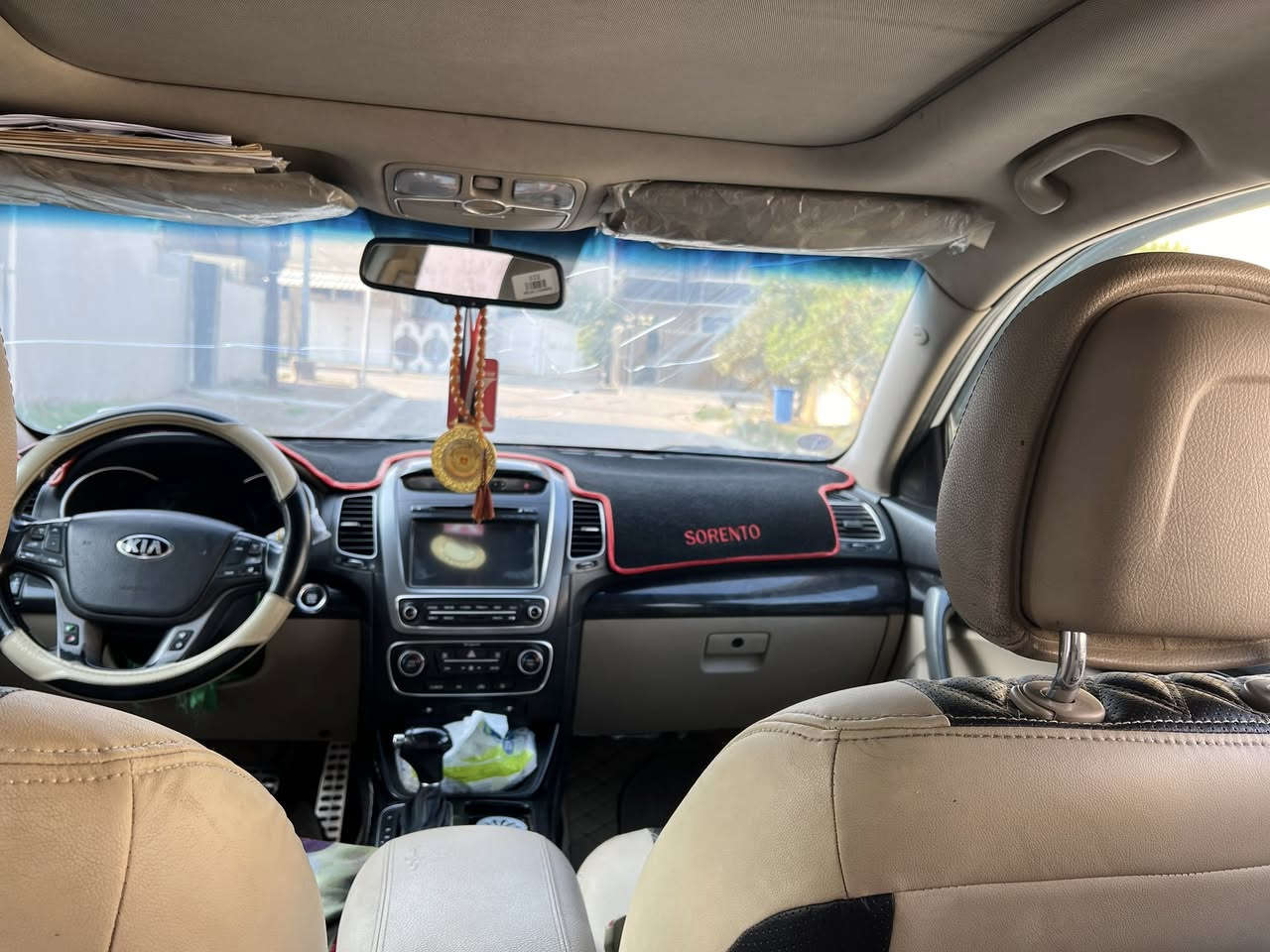 السلام عليكم كيا سورنتو 2015 قطري فول موصفات 
 محرك سته سلندر سبعه راكب ..محرك وكير كفاله 
سياره مكفوله كفاله عام من الصبغ فقط….. بيها مثل ما موجود بالصوره اربع اصابع بارد سياره جديده ع ايدي
ماشيه 120 حقيقيي 
ملاحضه سياره ألفور ويل مشيول 
السعر المطلوب 217 وبيها مجال بسيط اتصال ***********
