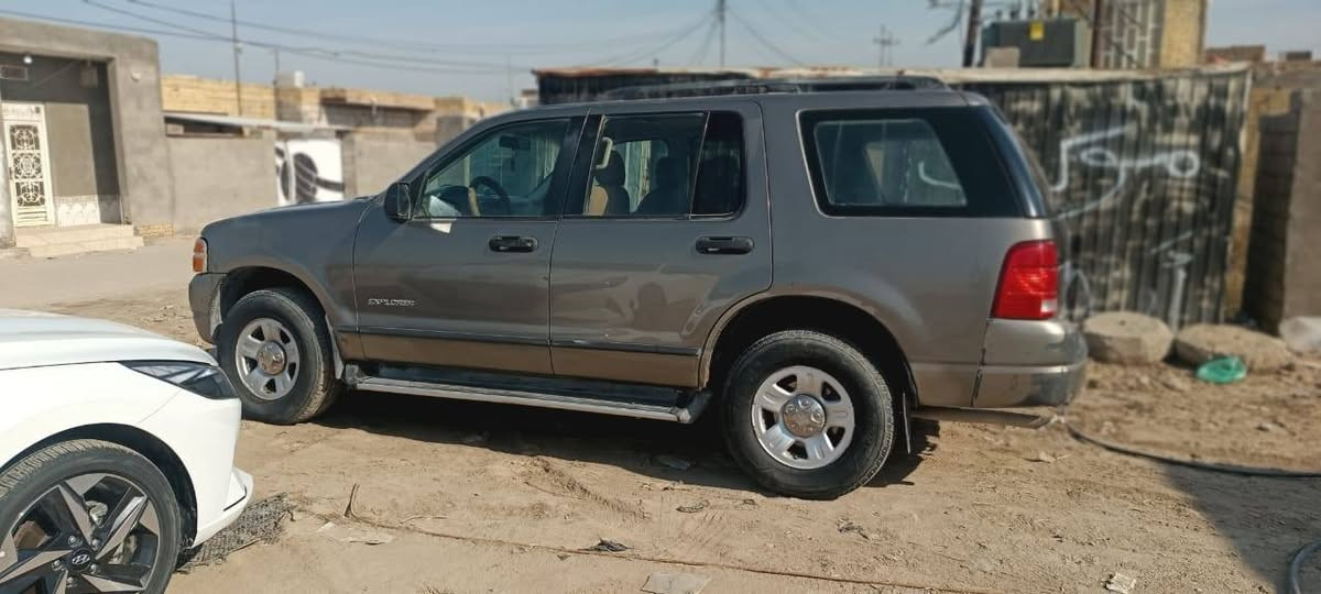 فورد اكسبلورر ستيشن 2004 محور اوتوماتيك مكينه 3000
لون نفطي خاليه من ضربه وتبديل...رقم بصره مشروع وطني مكان السيارة الناصرية  اسعر 70ورقه وانه مكلف بل نشر وهاذه رقمه الولد.. ***********
