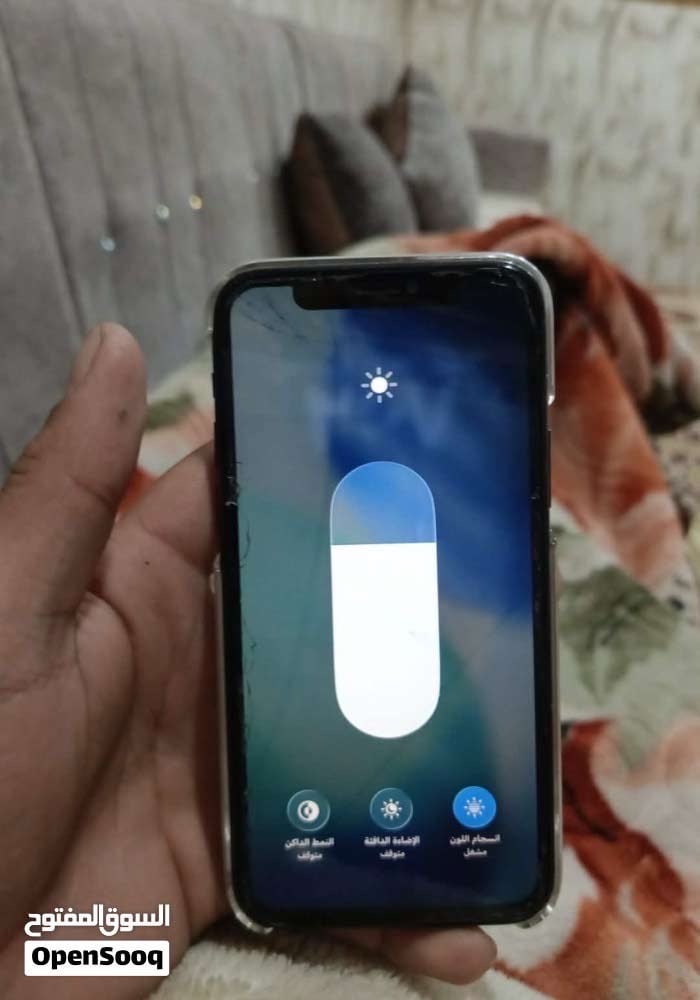 ايفون 11 برو فقط ذاكره 64 بطاريه 100 مبدله وشاشه ايضا مبدله بس خوش نوعيات ما فديوم شكيت منهن وبي فطور بسيطه بل شاشه ماماثرات نهائيا وفيس ايدي واكف جهاز كله تمام كامرات اتصال مايكات للمس كلشي تمام سعره 190 ويرهم مراوس حسب الرغبه شرط راس براس لان ماعندي مكانيه انطي فرق