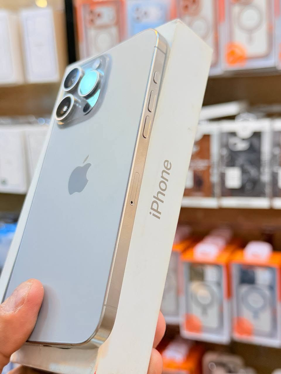 ايفون 15 برو ماكس شرق اوسط📱
ذاكره 256 بطاريه 95 نضافه 100‎%‎ زلغ مابي هو والجديد سوه نموذج M لونه المميز كامل ملحقاته وتر بروف وبلحاسبه كله نورمال وتر بروف يعني كلشي ممبدل بي وضمان وصل 5 ايام اي مشكله او عطل يستبدل فورا 
السعر مليون و75 🔥📲
العنوان بغداد البياع شارع 20 قرب 
مجمع دينار ونص مركز عيسى فون
📞***********
