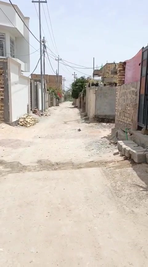 بيت للبيع مكانه بالحله قرب مرقد العلويه شريفه (ع) الشراي بخدمته ***********
