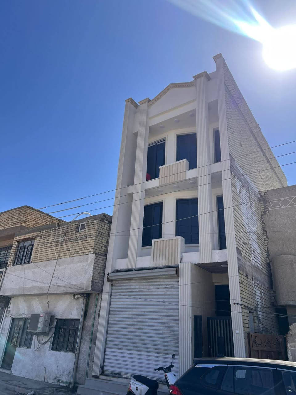 السلام عليكم من رخصه صاحب الكروب عندي بيت للبيت للبيع باسمي في الغزاليه خلف جامع الحمزه مقابل الحديقه الجديده مساحه 100متر 3طوابق 5غرف نوم وبيتونه سطحين وحمامين ويوجد في البيت محل بناء جديد2026 ارضيه مرمر وبناء درجه اولى بسعر 320مليون للتصال ***********
