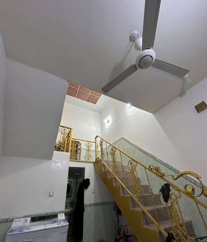 دار للبيع بل سماوه بدائية حي العزل على شارع ركن مساحة البيت ٣٠٠ متر مع محللات عدد ٢ غرف عدد ٣ هولين أو حمامات داخل بيت أو خارج البيت مع براني استفسار أكثر هذا رقمي ***********
