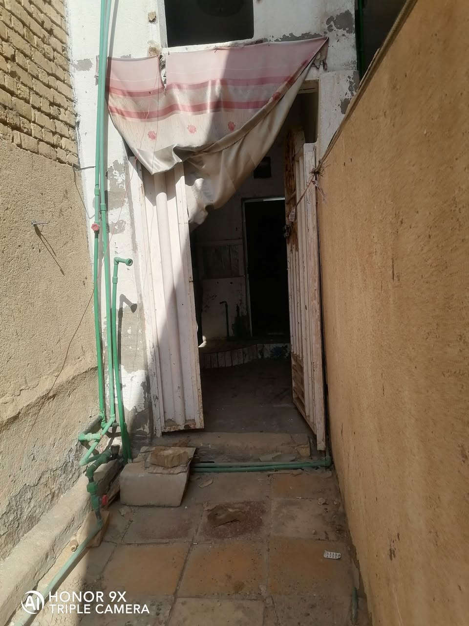 بيت للبيع الشطره السيديه خلفي  طابقين الطابق الثاني غرفتين كبار والارضي غرفه وصاله وديوان ومطبخ وحمامات والمنطقه داخله بمشروع التبليط سعر البيت 43 مليون وبي مجال البيت طابو صرف باسمي مداور ثاني يوم
***********
