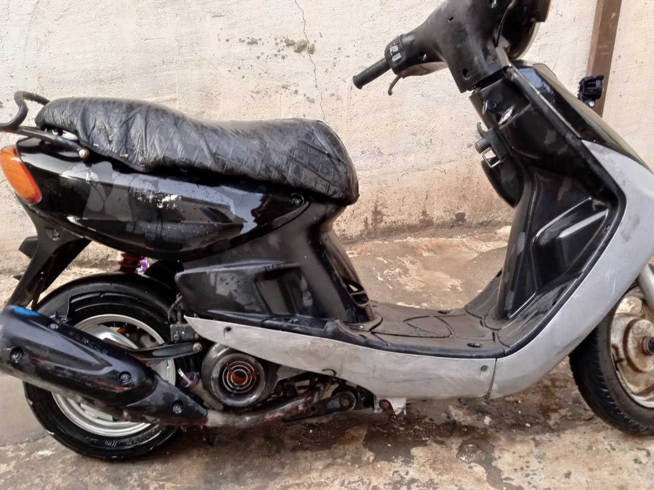 السلام عليكم ماكس قرده ((مامفتوحه))مكينه ناعمه تخبل دراجه شغاله من طول لطول كلشي مانقصه دبلات خلفي امامي شغال 
مكاني //بصره القرنه 
السعر ٤٥٠ وبي مجال 
رقمي //***********
