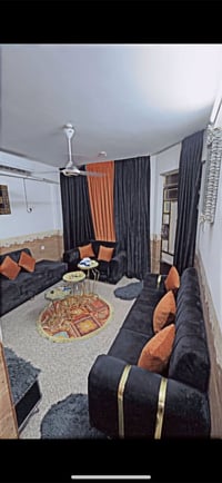 الشقه مؤثثه من كل النواحي انترنت وصاله وغرف ومطبخ كامل يعني اثاث مابي ...