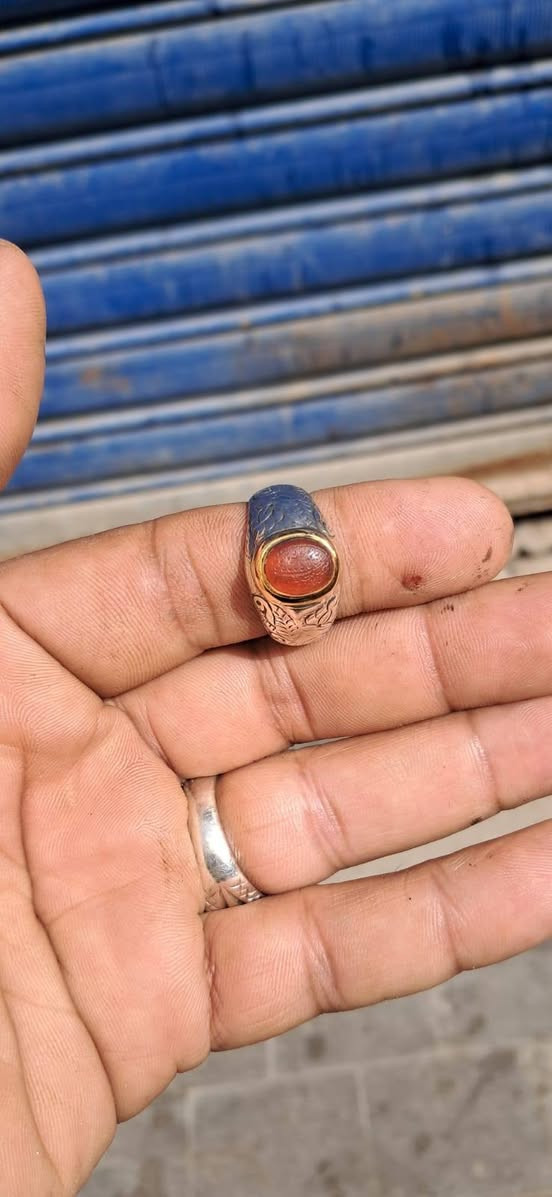 خاتم متوج بحجر العقيق اليماني ومطعم  بالذهب عيار 21 داير والقاعده ذهب وصياغة يدويه انيقه جدا 
قياس الخاتم 23
قياس الحجر 11ملم 
منقوش بخط قديم اية الرزق المباركه
سعر الخاتم 400 الف 
يوجد توصيل جميع المحافظات


**إذا كنت صاحب هذا الإعلان وتريد حذفه لأي سبب، رجاءا أرسل رسالة إلى الدعم الفني**