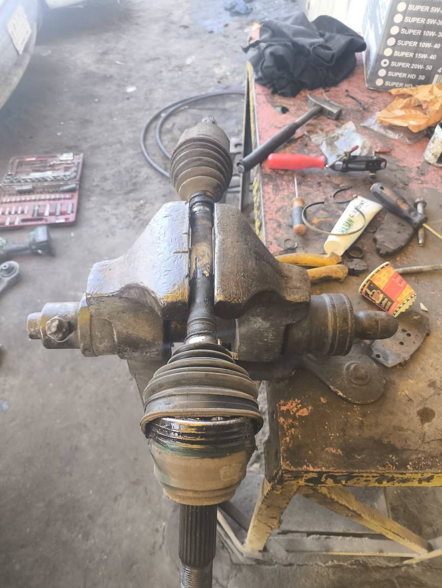 🔧 مستمرين بخدمتكم بالصيانة وحدادة الصدر وتوفير الأدوات الاحتياطية 🚗
شغل مضمون ✔️ دقة بالتنفيذ ✔️ وأسعار تنافسية ✔️
محل الصادق 
تم إنجاز تبديل صدر أمامي للأجزاء المستهلكة فقط، وشملت الأعمال:
🔩 تبديل بوش طبلات أمامي
🔩 تبديل بوشة قبضة الكير (صغيرة)
🛞 تبديل دسكات أمامية
⚙️ تصفير فلنجات بسبب وجود حاشية قوية مسببة رجفة
✨ راحتك وأمانك بالطريق مسؤوليتنا
📸 تابعونا حتى تشوفون شغلنا على أصوله
📍 العنوان: بغداد – ساحة الطيران – الفرع الثالث أيمن
☎️ للاستفسار:
***********
***********
#صيانة_سيارات #حدادة_صدر #شغل_نظيف #قطع_غيار #بغداد #ساحة_الطيران #راحة_بالك
