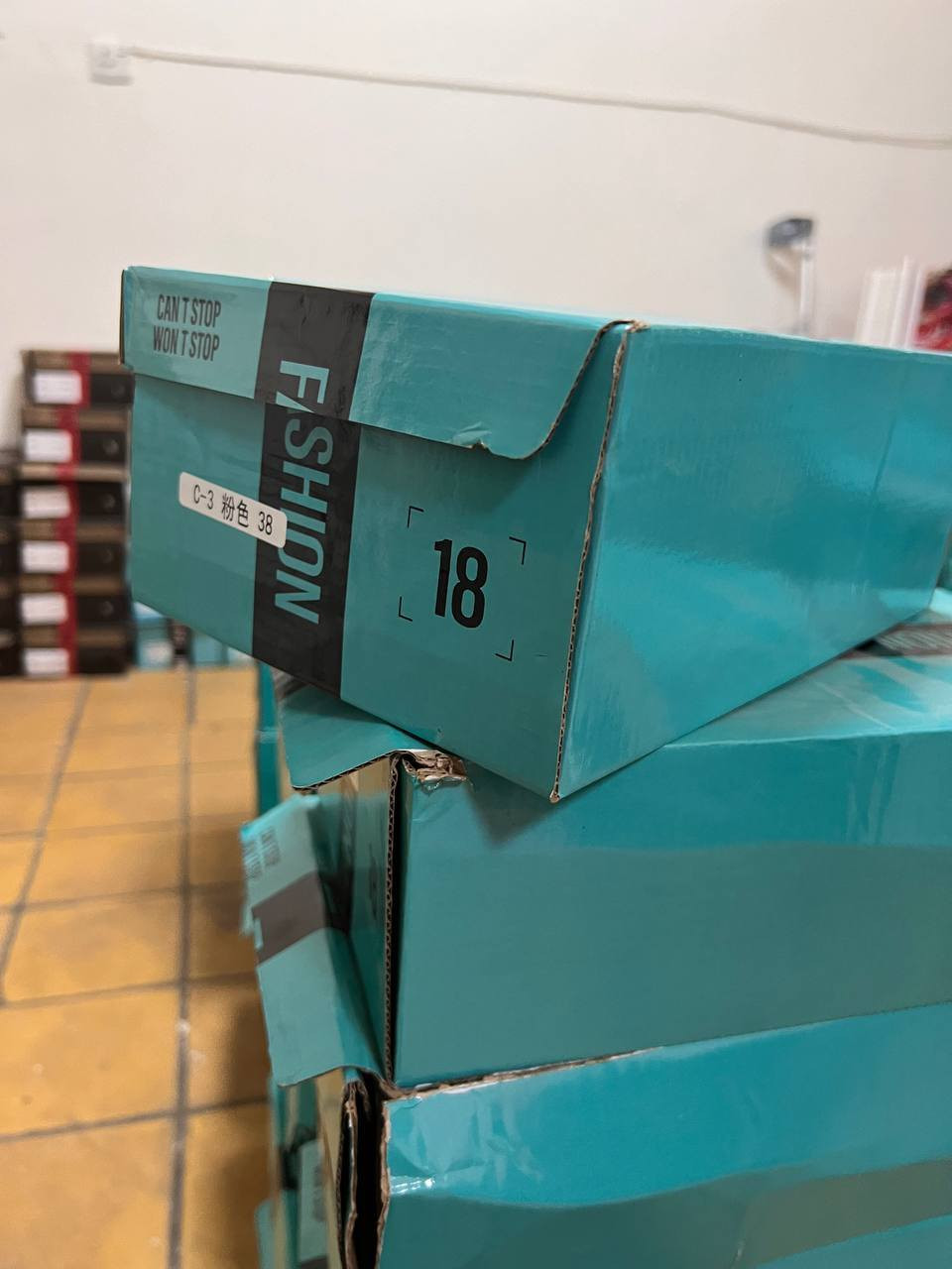 السلام عليكم عندي بضاعة أحذية جديدة للبيع شلع  مشكل نسائي ورجالي مثل مموضح بالصور تقريبا 15موديل بألوان مختلفة كمية البضاعة 400قطعة المهتم يتفضل هذا رقمي(***********) متوفر واتس اب
