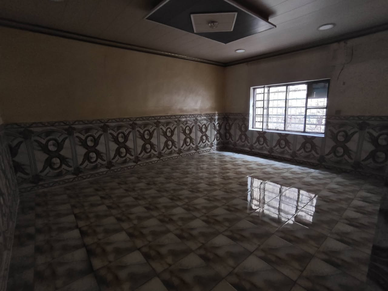 ✨دار للإيجار✨
📢 العنوان نادر الثانية خلف الشارع العام حلة - ديوانية قرب سيد كامل للألبان 
⚫ يحتوي على ؛ ثلاث غرف نوم ، كليدور ، استقبال ، ومجمع صحيات داخلية وخارجية ،وحديقة
🟢 المنطقة راقية من كل الخدمات مجاري وتبليط وانترنيت ضوئي وأمام الدار منتزه،(نادر معروفة بناسها واهلها وهدوئها)
سعر الإيجار: 500 الف دينار قفل 
للإستفسار الإتصال: ***********
