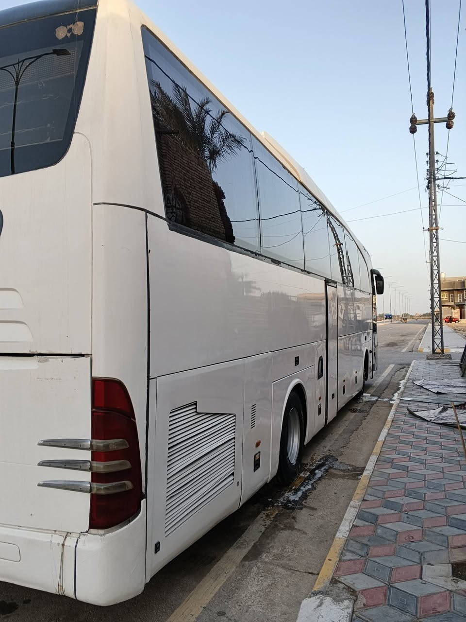 السلام عليكم للبيع باص هونداي شكل الترافيكو موديل 2012رقم نكليزي بسمي مكينه خمس انجوم تبريد صيني جديد تخم تاير جاهز للشغل السعر 315وبيه مجال للاتصال***********
