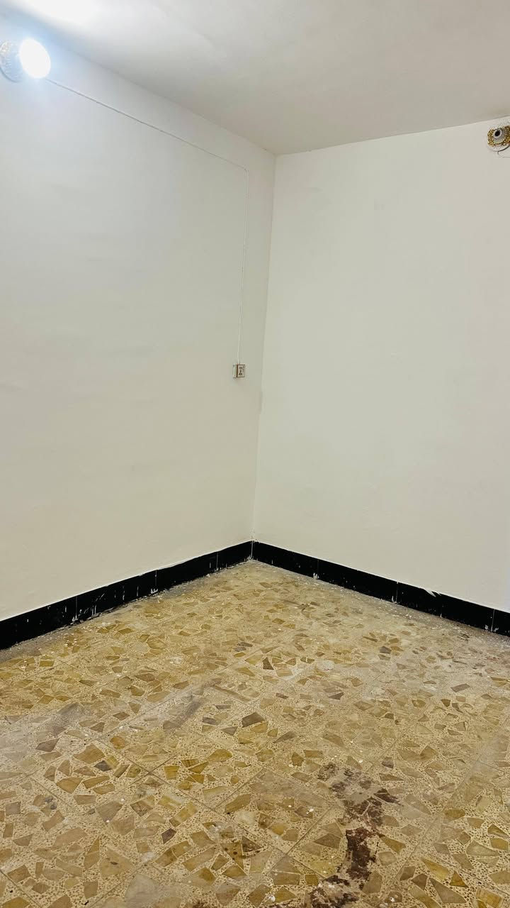 بيع مستعجل
بيت ١٠٠م امامي ركن وجهين

طابق واحد بناء نظيف عكاده

سعر ١١٥ بيه مجال قليل

حاليا فارغ جاهز للسكن

يقع سادس بيت عن شارع الرئيسي السريع
قرب مجمع دبي

يحتوي على غرفه وصاله ومطبخ وصحيات داخليه وخارجيه واستقبال

موبايل للاستفسار ***********
