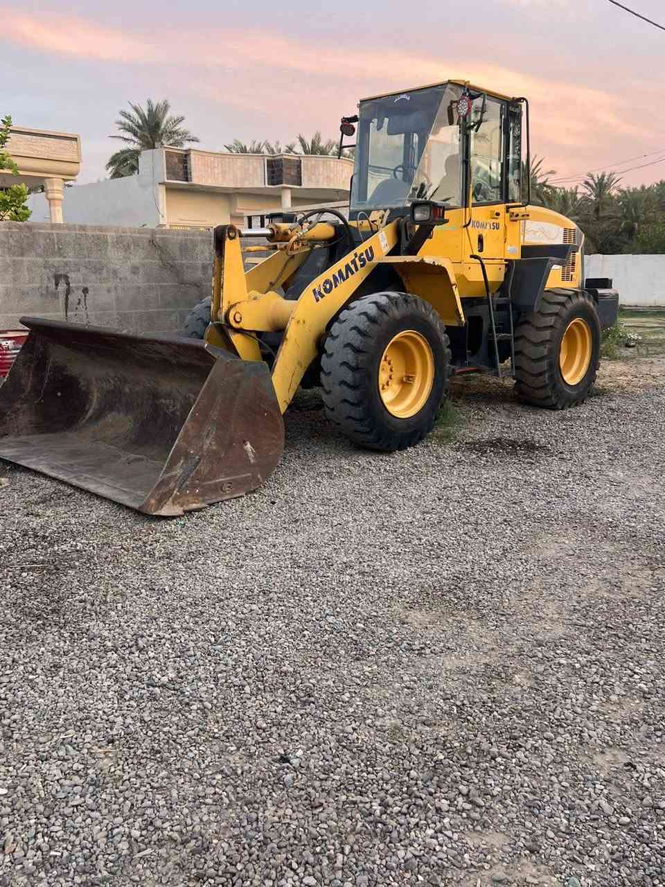 شفل كوماتسو200 نظيف جدا على وضع الشركة مع شوكية بلادي موديل 2002 رقم الهاتف ***********
