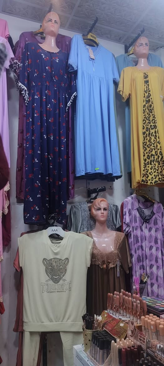 محل ملابس وكوزمتك للبيع شامل تجهيزاته و بضاعته
* ملابس جديده 
*ذهب برازيلي 
*ادوات منزليه
*ملابس باله 
*كسسوارات وشاحنات موبايلات
*مكياج ومواد تجميل وعطور 
📍عنوانه حي العسكري شارع 30 قرب المستوصف مقابيل مدرسة فالح موات

👀موقعة مميز وتجاري بصفه مدارس بنات 

🚧سبب البيع الانتقال لغير محافضة 

 للاستفسار خاص او الاتصال على الرقم *********** ديوانية, القادسية
