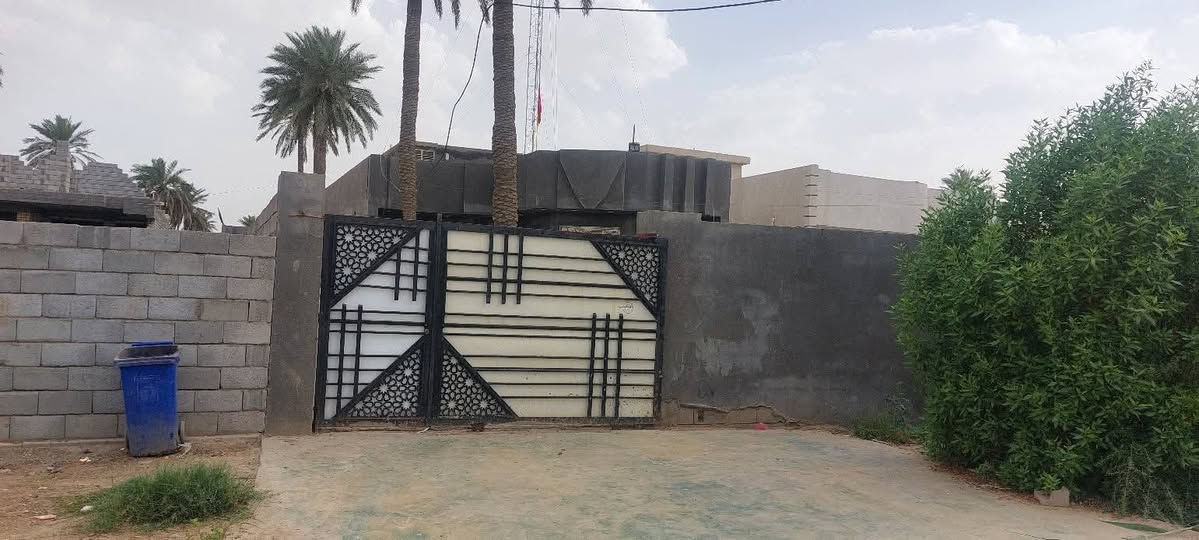 للبيع بيت المساحه 500م واجهة البيت 10م طابو زراعي سند 25 يحتوي على غرف نوم عدد 2 وساحة درج ومنور وصحيات داخليه. ومطبخ وصالة طعام واستقبال كبير. طارمة وحديقة الارضية مرمر درجة اولى. بناء طابوق مسلح. وكذلك ترك بمساحة 60م مربع. قاط واحد بيتونه ومخزن فوق السطح البيت متعوب عليه كامل من جميع النواحي معروض((135)) مليون وبي مجال العنوان واسط ناحية تاج الدين نزلة الامام الرئيسيه وجه شارع  للتواصل الاتصال بالرقم ***********
