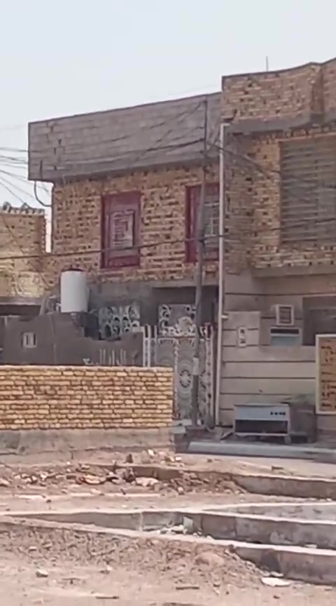 السلام عليكم دار للبيع ميه طابقين ركن ٣غرف وديوانيه ومطبخ وثنين صالات وصحيات بره وجوه حي الغدير الثانيه جوه السوك ب10مليون ***********
