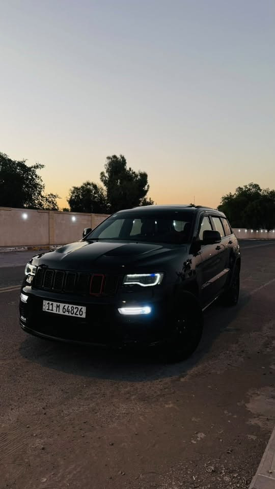 سلام عليكم
للبيع: جيب جراند شيروكي Limited X موديل 2021

* الموديل: 2021
* الفئة: Limited X
* المحرك: V6 سعة 3.6 لتر (3600cc)
* القير: أوتوماتيك 8 سرعات
* الممشى: 58 ألف مايل
* نظام الدفع: 4×4
* اللون: أسود

حالة السيارة:

* مكينة و گير بحالة ممتازة.
* السيارة تحت الكفالة.
* حادثة بسيطة، تم تبديل الجاملوغ جهة عكس السائق فقط بنفس لون السيارة، والإصلاح نظيف.
* لا يوجد أي ملاحظات أو أعطال، والسيارة جاهزة للاستخدام.

المواصفات:

* فتحة سقف كهربائية 
* شاشة Uconnect كبيرة.
* Apple CarPlay وAndroid Auto.
* كاميرا خلفية.
* حساسات أمامية وخلفية.
* تشغيل بصمة 
* تشغيل عن بُعد 
* مقاعد جلد.
* تدفئة للمقاعد الأمامية.
* تدفئة للدركسون.
* كرسي السائق كهربائي مع حفظ وضعيات.
* باب خلفي كهربائي.
* إنارة LED أمامية.
* جنوط رياضية مقاس 20 إنش باللون الأسود.
* مرايا كهربائية مع طي كهربائي.
* مثبت سرعة.
* تحكم بالدركسون.
* تكييف أوتوماتيك ثنائي المناطق.

ملاحظة:

* هذه النسخة بدون رادار .
* وفتحة سقف عادية وليست بانوراما.

للتواصل والاستفسار : (***********)
موجود على الواتساب 

السعر: 230$ 
قابل للتفاوض بالمعقول بعد المعاينة
