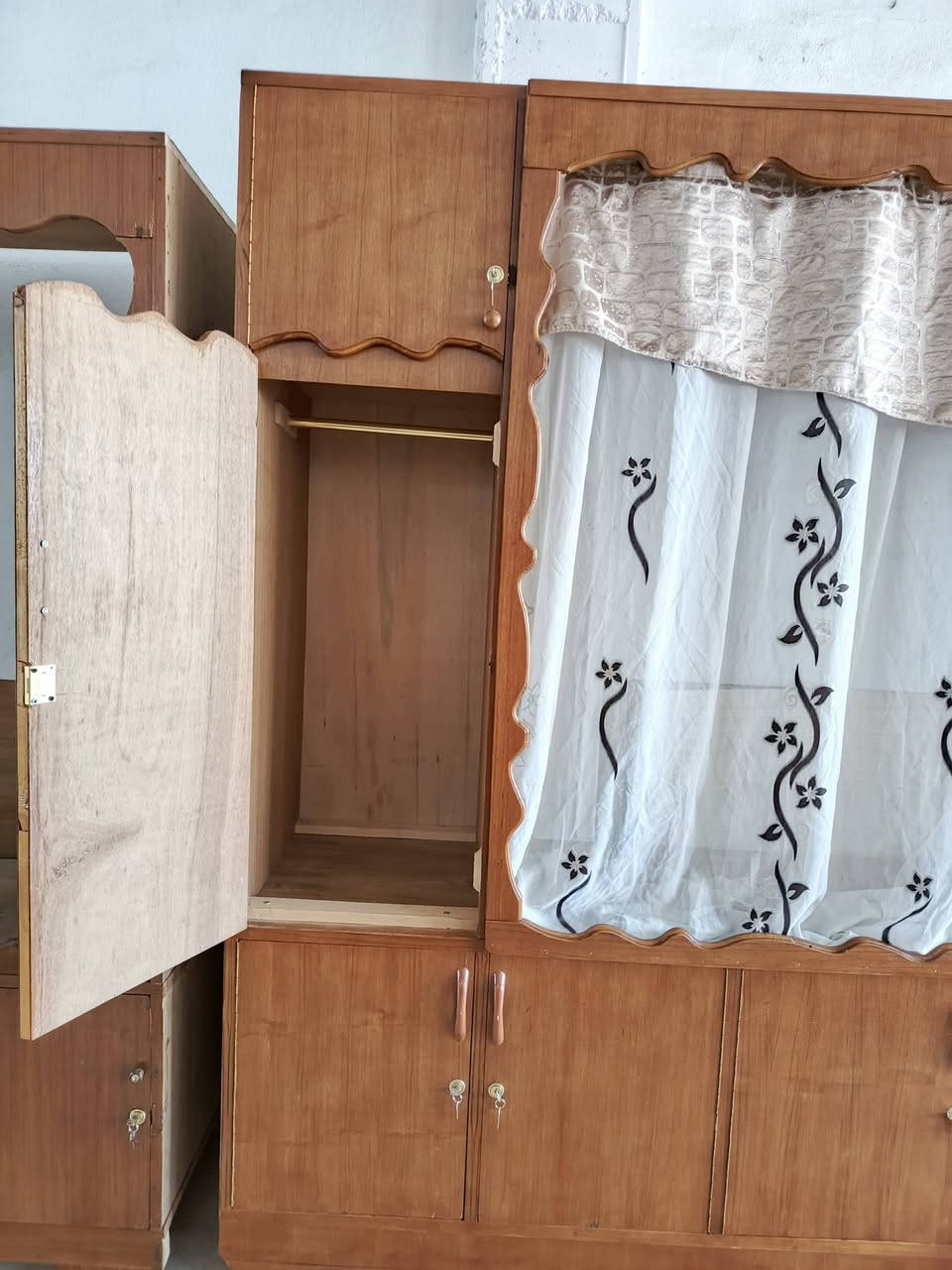 سلام عليكم👋👇
 معرض فراش خشب صاج بشرط حطاطه شغل تفصال🏤الشكل والتصميم رووعه🔥❣️داخل وخارج صاج كله عراقي🔥

قياس3 متر  و90 سنتيم🤗 يعني اربعه متر اله عشره😍
والعمق 60 سنتيم 
والارتفاع 2 متر و50 سنتيم مترين ونص🥰
العنوان/جلؤلاء مدخل سيطرة المعسكر  بدخوليه بلظبط عل ايدك الايمنه 🌺 مزاد ارشد الدهلگي
***********
