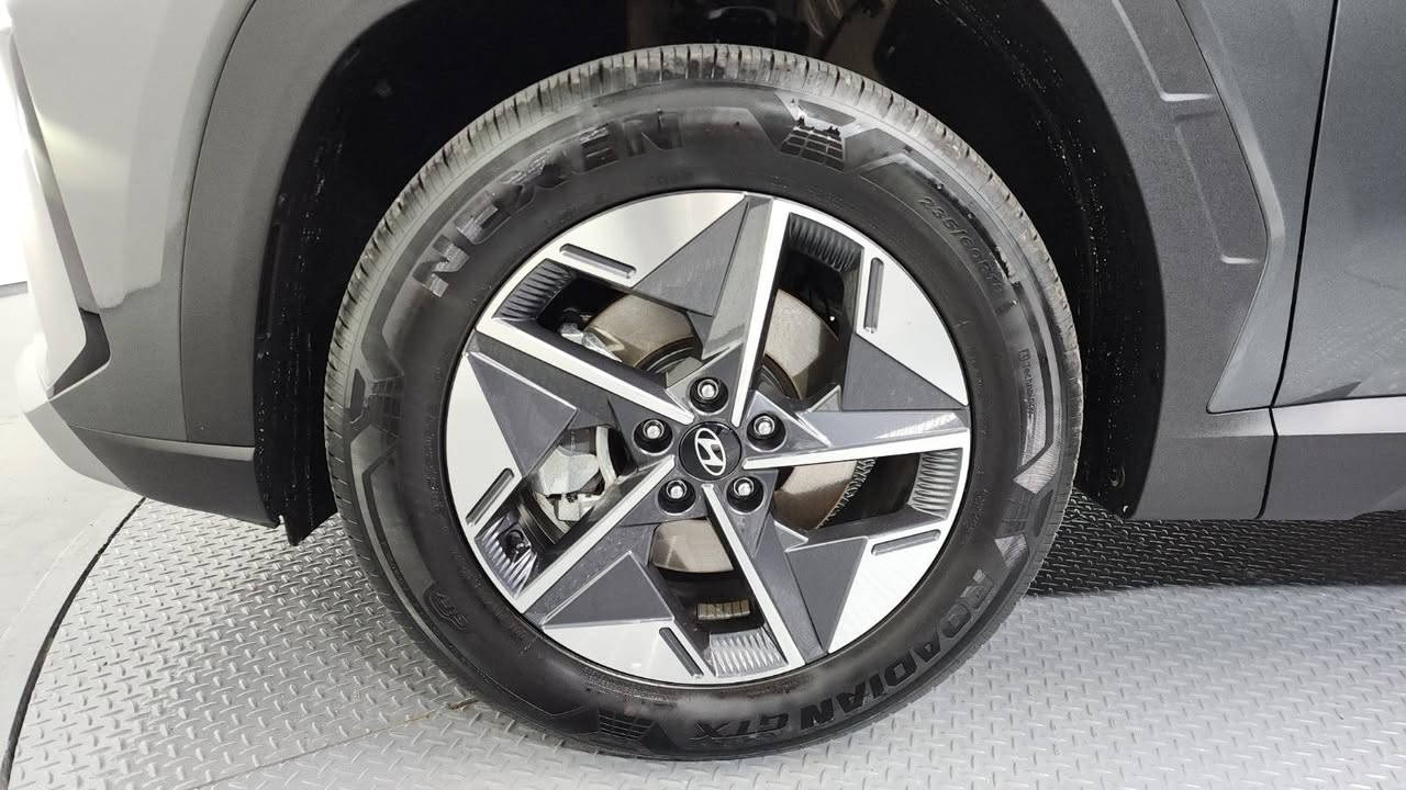 ✨ الفخامة، التكنولوجيا، والأمان... كلهم في عربية واحدة!

🚗 هيونداي توسان الجديدة موديل 2025
✅ عداد 21 ألف كم فقط
📍وارد كوريا
📍متاحه بنظام مبادره المغتربين من شركه الكابتن للسيارات 

أهم المواصفات: 
✔️ مصابيح LED أمامية 
✔️ جنوط ألمنيوم
 ✔️ صندوق كهربائي 
✔️ مرايات كهربائية قابلة للطي 
✔️ حامل سقف 
✔️ عجلة قيادة كهربائية ومُدفأة 
✔️ بدالات تغيير السرعات خلف الدركسيون 
✔️ شاشة + ملاحة + بلوتوث + USB 
✔️ كاميرا خلفية 
✔️ حساسات ركن أمامية وخلفية
 ✔️ مستشعر مطر
 ✔️ مثبت سرعة تكيفي
 ✔️ فرامل يد إلكترونية (EPB)
 ✔️ تكييف أوتوماتيك 
✔️ مفتاح ذكي وتشغيل بدون مفتاح

🛡️ أنظمة الأمان: 
✅ وسائد هوائية أمامية – جانبية – ستائر 
✅  مانع انغلاق الفرامل ABS
✅ مانع الانزلاق  TCS
✅ نظام الثبات الإلكتروني ESC
✅  مراقبة ضغط الإطارات TPMS
✅  التحذير من مغادرة المسار LDWS
✅ نظام التنبيه الجانبي الخلفي

💺 رفاهية لا تُضاهى: 
✔️ فرش جلد 
✔️ مقاعد كهربائية للسائق والراكب 
✔️ مقاعد أمامية وخلفية مُدفأة 
✔️ تهوية للمقاعد الأمامية 
✔️ ذاكرة لمقعد السائق

📩 للتواصل والاستفسار عن السعر والتفاصيل ابعتلنا رسالة https://wa.me/201146781123
📞01146781123


**إذا كنت صاحب هذا الإعلان وتريد حذفه لأي سبب، رجاءا أرسل رسالة إلى الدعم الفني**