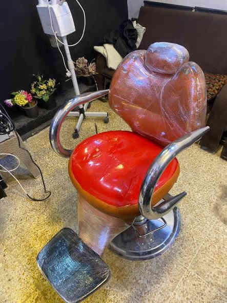 كرسي حلاقه للبيع نضيف   هذا رقمي بي واتساب ***********.  ***********
