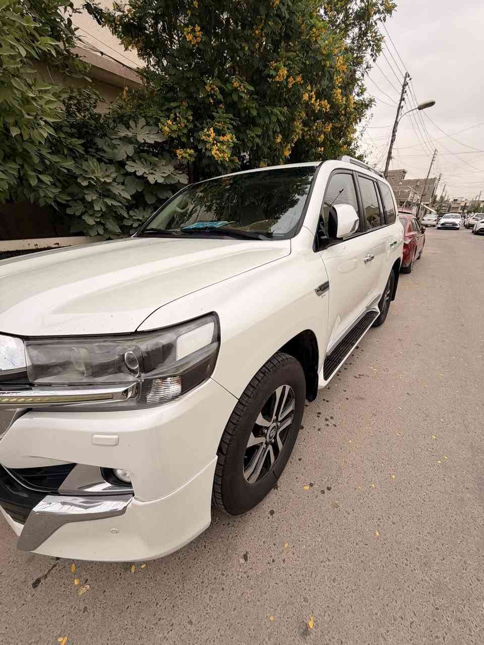 السلام عليكم 
للبيع لاندكروز 2017 
فئة GXR سبشل ادشن 
رقم بغداد تحويل مباشر 
كير محرك كفاله
تبريد كفاله 
صدر جديد 
مكينه V8
تخم تاير جديد 
مواصفات معروفه 
بيها جاملغ خلفي صبغ وحافة البنيد صبغ 
السعر 465 وبيها مجال 
مكاني بغداد حي الجهاد 
***********
***********
