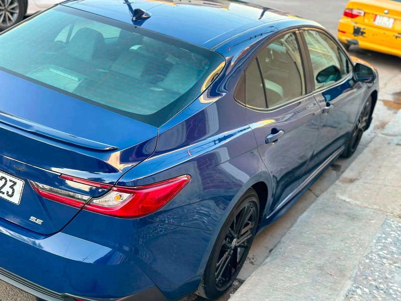 للبيع | Toyota Camry SE HEV Hybrid 2025 🔥
* وارد أمريكي
* فئة SE
* محرك 2.5 لتر هايبرد (اقتصادية عالية بالوقود)
* جير أوتوماتيك CVT
* شاشة وكالة (الصغيرة)
* كاميرا خلفية
* تشغيل بصمة (Smart Key)
* تشغيل ستارت
* مثبت سرعة
* تحكم بالدركسون
* شاحن لاسلكي
* Apple CarPlay / Android Auto
* جنوط رياضية 18 إنج
* LED أمامي وخلفي
* زجاج كهربائي + مرايا كهربائية
* تكييف أوتوماتيك ثنائي
* وسائد هوائية وأنظمة أمان Toyota Safety Sense

🛠️ الحالة:

* 4 قطع صبغ
* بدون لغد
* بدون شاصي
* السيارة نظيفة وجاهزة للاستخدام

💰 السعر المطلوب: 21500$ قابل للتفاوض بالمعقول 
***********
