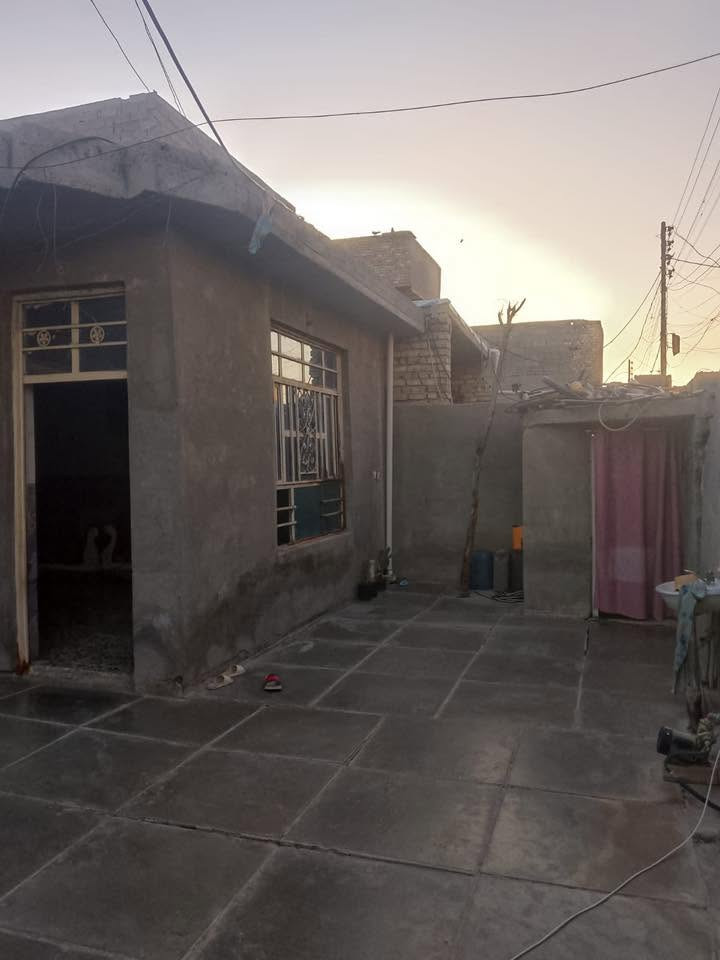 بيت للبيع حي طارق قرب السيطرة الثانية 
المساحة 200 م 
غرف نوم 2 + استقبال +صالة + مطبخ + صحيات + حوش كبير 
للاستفسار الاتصال ع الرقم ***********
