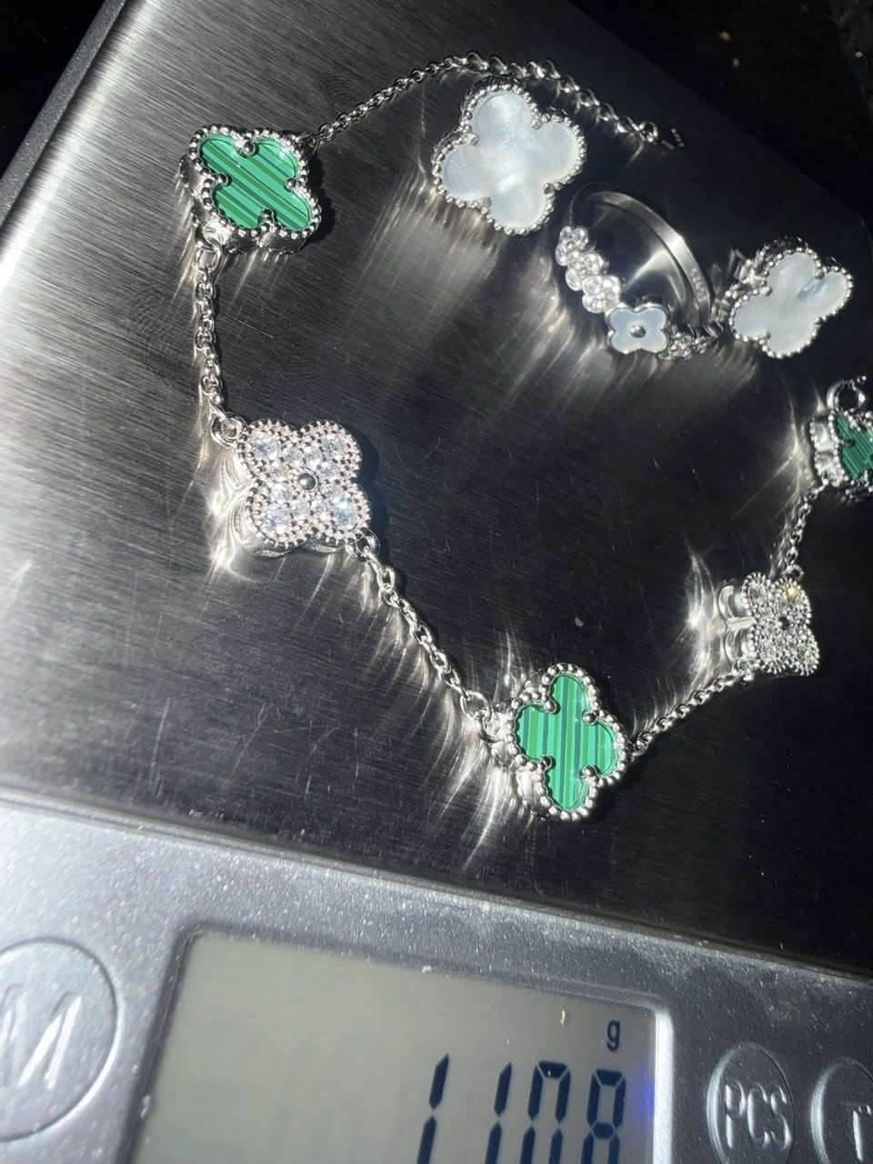 السلام عليكم لدينا هاف سيت فان كليف جديد فضة عيار 925  ومطلي ب راديوم
11 غرام


**إذا كنت صاحب هذا الإعلان وتريد حذفه لأي سبب، رجاءا أرسل رسالة إلى الدعم الفني**