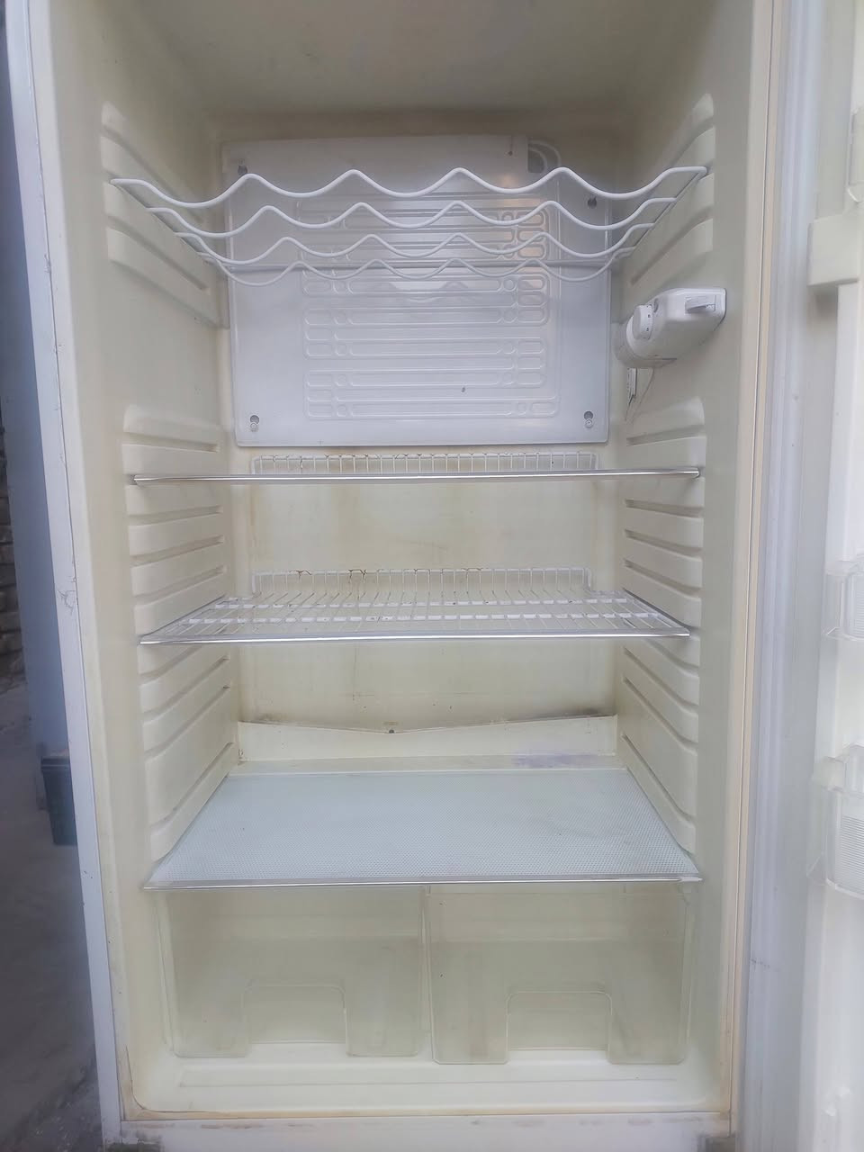 سلام عليكم للبيع ثلاجه كبيره نضيفه جدن***********
