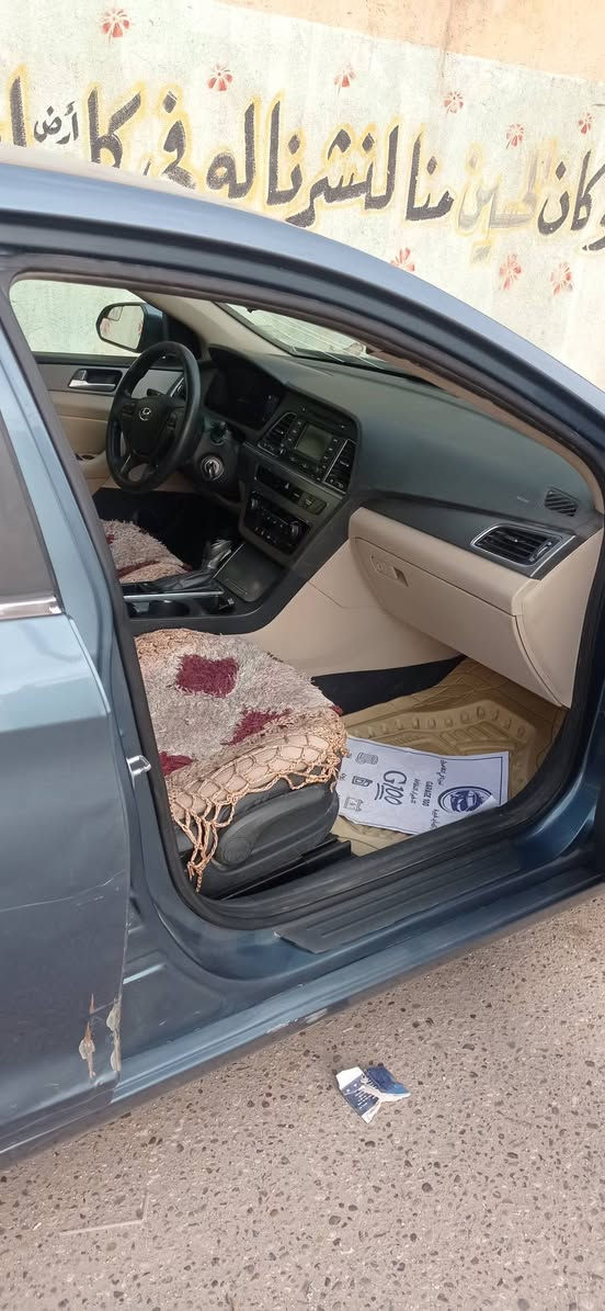 السلام عليكم 
سوناتا ٢٠١٥ للبيع بيها بنيد وباب الصدر مبدل نفس اللون الباب 
***********
