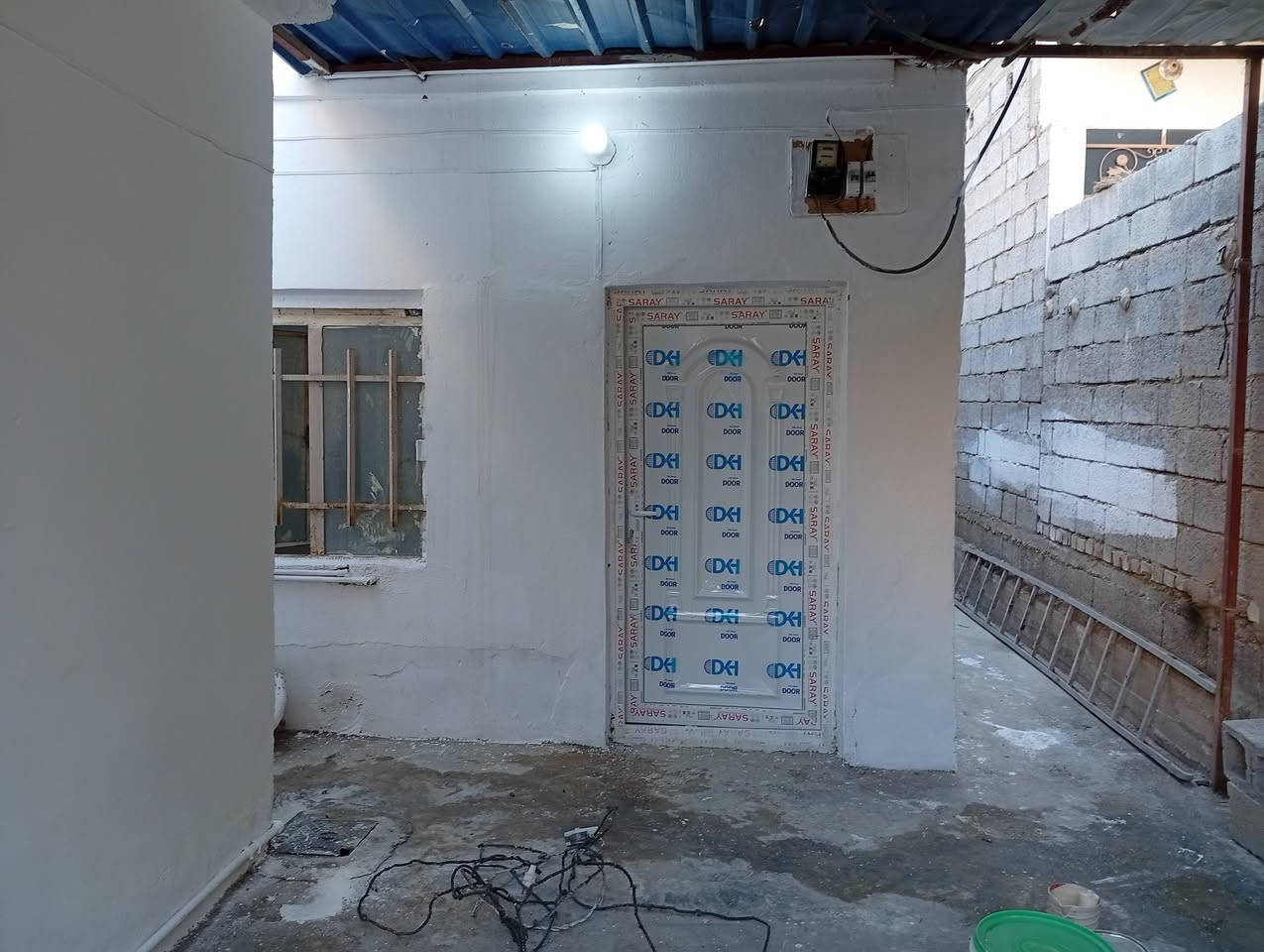 بيت للأيجار 
المساحة 100 
يحتوي على صالة ومطبخ وغرفة نوم مع الصحيات 
الموقع / فرع بيت هاشم ابو النفط - خلف صيدلية ابو زياد 
سعر الايجار / 200 
علما أن الماء والكهرباء على المؤجر
للاستفسار / ***********
