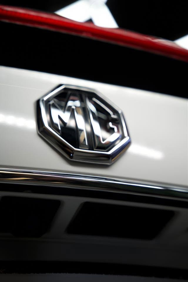 MG5 LUX 2024
فول مواصفات 1/1
بصمة ابواب 
دخول ذكي بدون مفتاح(بصمة)
ليد نهاري
مصابيح زنون
ويل كروم حجم 16
فتحة سقف (سلايد روف)
مقاعد جلد بلون بيجي
تدفئة مقاعد امامية وتحكمات كهربائية ايظآ
توقف تلقائي AUTO HOLD
بصمة سايد بريد
تحكم ستيرن 
شاشة اعطال بحجم 3.5
شاشة وسطية بحجم 10.3 تدعم ابل كار بلي واندرويد
4 كامرات محيطية 360°
مداخل USB عدد 5
سنتر لوك تلقائي
مساند هوائية عدد 6
سماعات عدد 6
مري كهرباء 
نوافذ كهربائية
مثبت سرعة
مقود جلد وقابل للتعديل
A.B.S
نظام الثبات الالكتروني ESP
وباقي المواصفات المعروفة
سعرها 17,500,000 دينار وبيها مجال بسيط حك الجية 
***********
