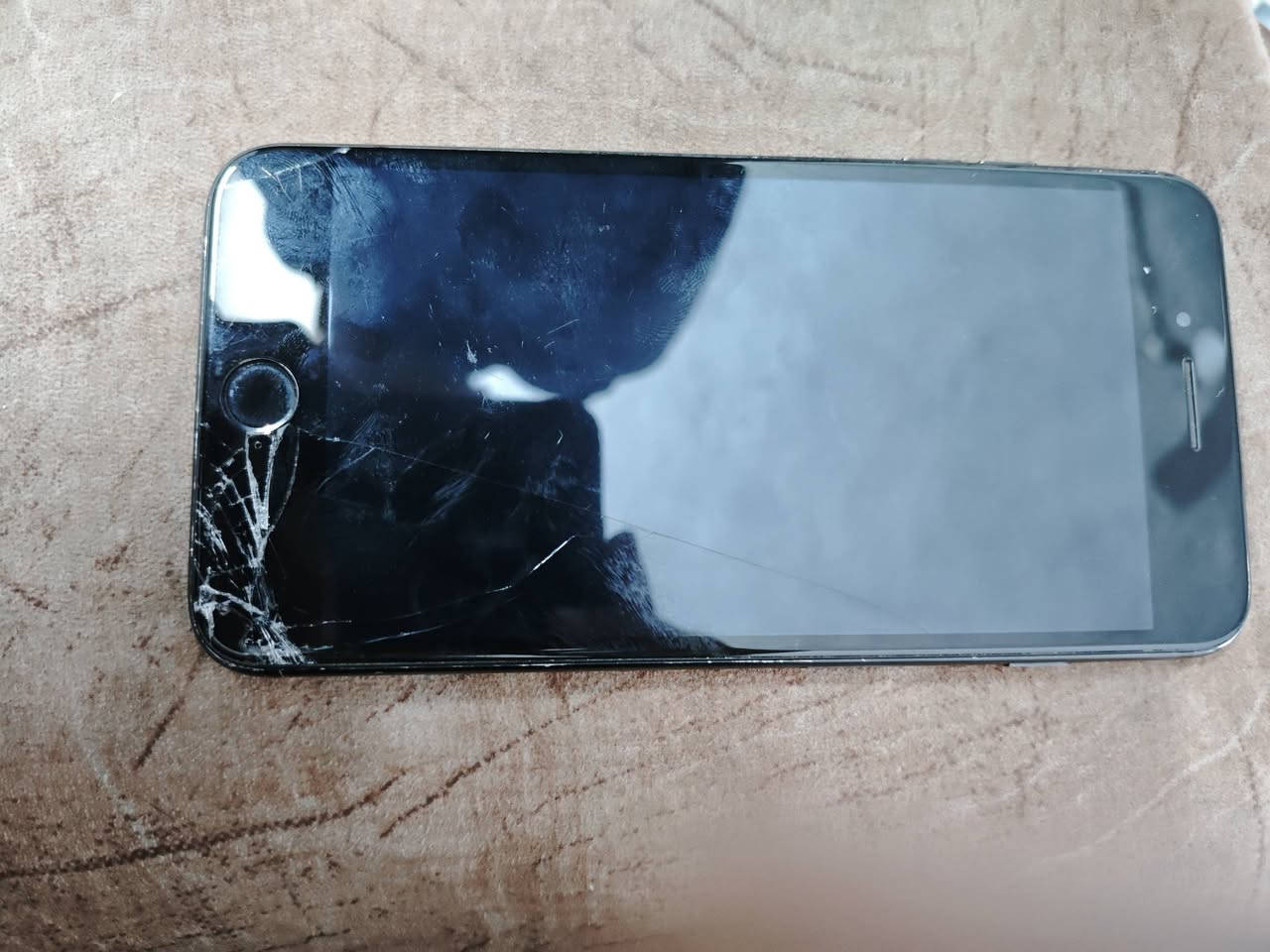 السلام عليكم عندي ايفون 7 بلاس التليفون نضيف حيل بس مبداله بطاريه وبطاريتا ١٠٠ سعرا ٩٥ وبي مجال والتليفون ما مبدل بي شي بس بطاريه  مكاني بغداد المحموديه وهذا رقمي *********** مراسله علا واتساب او اتصال
