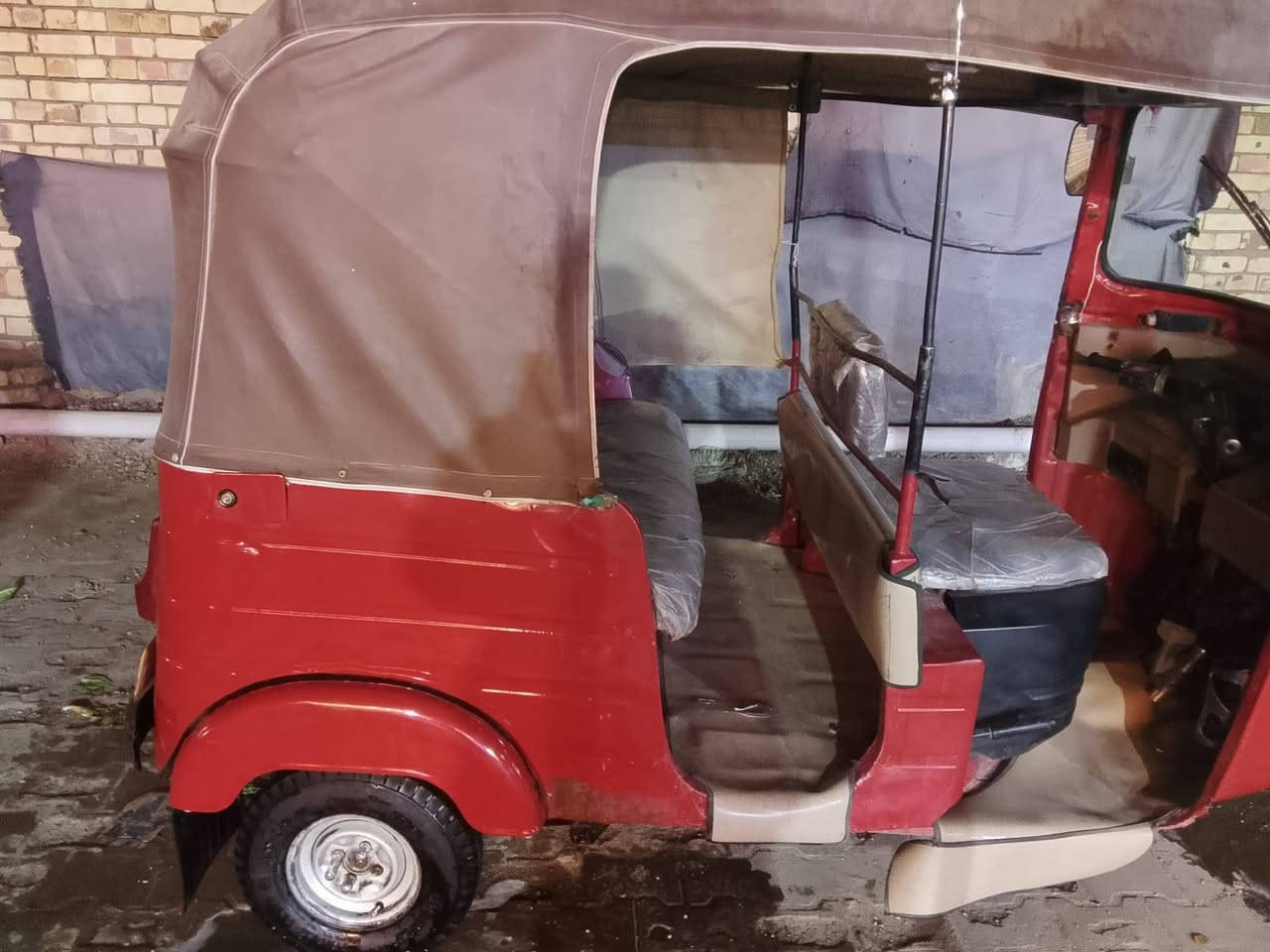 السلام عليكم 
عندي تكتك حمره للبيع نضيفه 2018
عنواني ميسان الصحفيين
رقمي واتساب ***********
