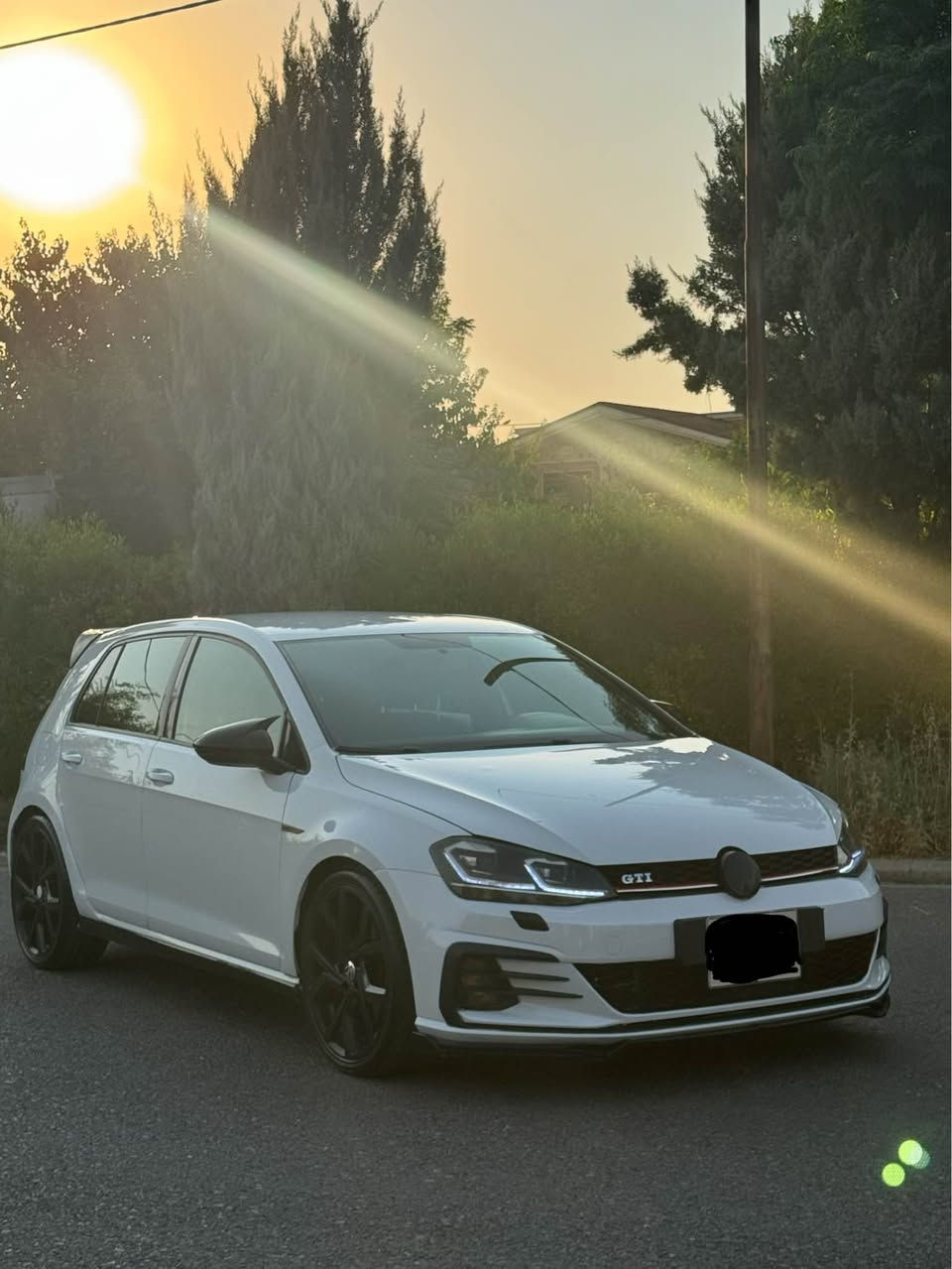 فولگس واگن گولف مواسه فات GTi كلين بي سبوغ يه ك جي تعديلي هيه داون پاپي له سه ره سياره كه ستوكه گير مه كينه به شه رت نه كرايته وه به گليتي گولف R له سه ره چوار تايه ي تازه ي له سه ره نوي ته قه و ره قه به شه رت يه ك گلوپي ناوگيجي پي نيه به ناوي خؤمه سياره كه له سه ر ده قي خؤي مايته وه سعري 123 مه عامه ليكي زور زور كه م ژ.م *********** أربيل, العراق
