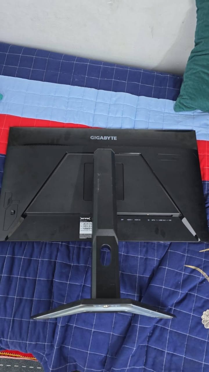 للبيع شاشة كيمينك Gigabyte G27F 2 (نظيفة جداً) (استخدام اسبوع)
السلام عليكم شباب، عندي هاي الشاشة الغنية عن التعريف للبيع. استخدام نظيف وبحالة ممتازة جداً مع كارتونها الأصلي. ممتازة للألعاب التنافسية والمونتاج.
المواصفات باختصار:
الحجم: 27 إنش.
نوع اللوحة: IPS (ألوان قوية ودقيقة جداً).
التردد: 165 هرتز (سلاسة تامة بالألعاب).
سرعة الاستجابة: 1ms (بدون أي تغبيش).
المنافذ: 2 HDMI + منفذ DisplayPort + منافذ USB بظهر الشاشة.
السعر: 260,000 دينار عراقي.
المكان: بغداد/غزاليه/شارع مشجر
للتواصل: ***********
