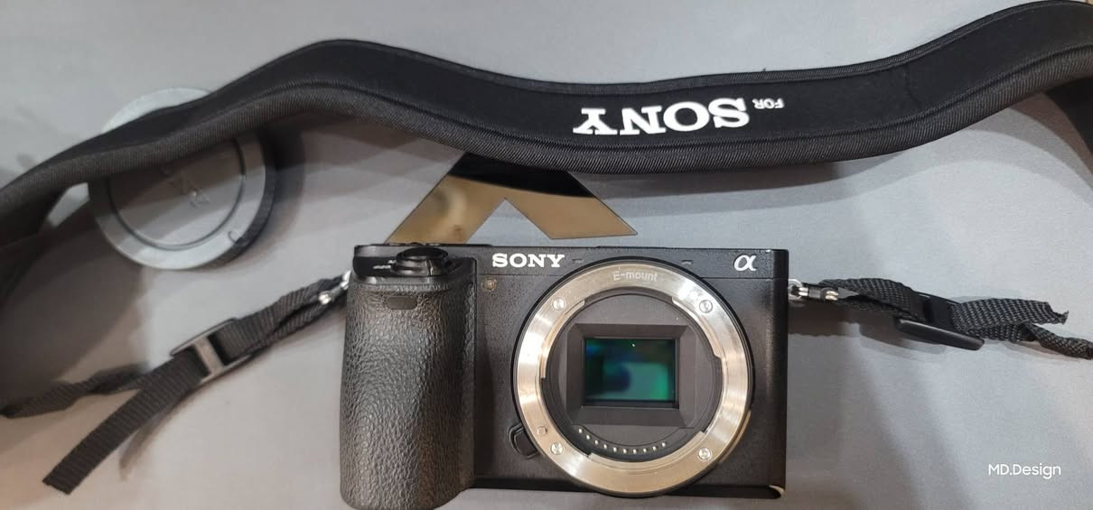 #للبيع sony A6500

السلام عليكم شباب،
معروض للبيع كاميرا ميرورليس احترافية مع عدسة ممتازة جداً وباقي ملحقاتها، الباكج مثالي جداً لصناع المحتوى، مصوري الفيديو السينمائي، ومصوري البورتريه
المواصفات والقطع :
1.  ​جسم الكاميرا (Body):
◦ ​الموديل: Sony a6500 (Mirrorless).
◦ ​المميزات: مستشعر APS-C بدقة 24.2 ميجابكسل، نظام مانع اهتزاز داخلي خماسي المحاور (IBIS) ممتاز لتصوير الفيديو بدون اهتزاز، تصوير فيديو بدقة 4K حقيقية، ونظام فوكس تلقائي فائق السرعة.
◦ ​الحالة:  شاتر 11K والحالة ممتازة (شغالة مية بالمية وبدون أي عيوب مصنعية أو مشاكل). وشاتر 
2.  ​العدسة (Lens):
◦ ​الموديل: TTArtisan 56mm f/1.8 (أوتوفوكس).
◦ ​المميزات: فتحة عدسة واسعة جداً f/1.8 تعطيك عزل (بوكيه) سينمائي خرافي وإضاءة ممتازة بالأماكن المظلمة. الفوكس تلقائي وسريع جداً متوافق تماماً مع نظام سوني.
◦ ​الحالة: كالجديدة تماماً، الفريم والعدسة نظيفة وخالية من أي خدوش أو غبار.
3.  ​الملحقات الأساسية (Accessories):
◦ ​حقيبة سوني 
◦ ​حزام رقبة المخصص للكاميرا 
◦ ​البطارية والشاحن

💡 ملاحظات للمشتري:
• ​الكاميرا غنية عن التعريف في الأداء السينمائي، والألوان، والفوكس وبدون رام تجي تفحص يلي تريده
​📍 المكان: بغداد - المنصور 
​للتواصل والاستفسار واتساب او الاتصال على الرقم: [***********]
