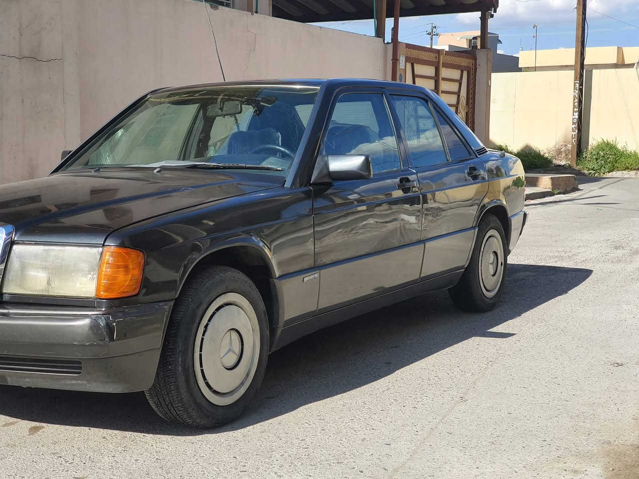 السلام عليكم 
المزيونة للبيع لعشاق التميز والكلاسك 
مارسدس 1990 طيارين 

للأستفسار 
***********

‭0771 692 9521‬
