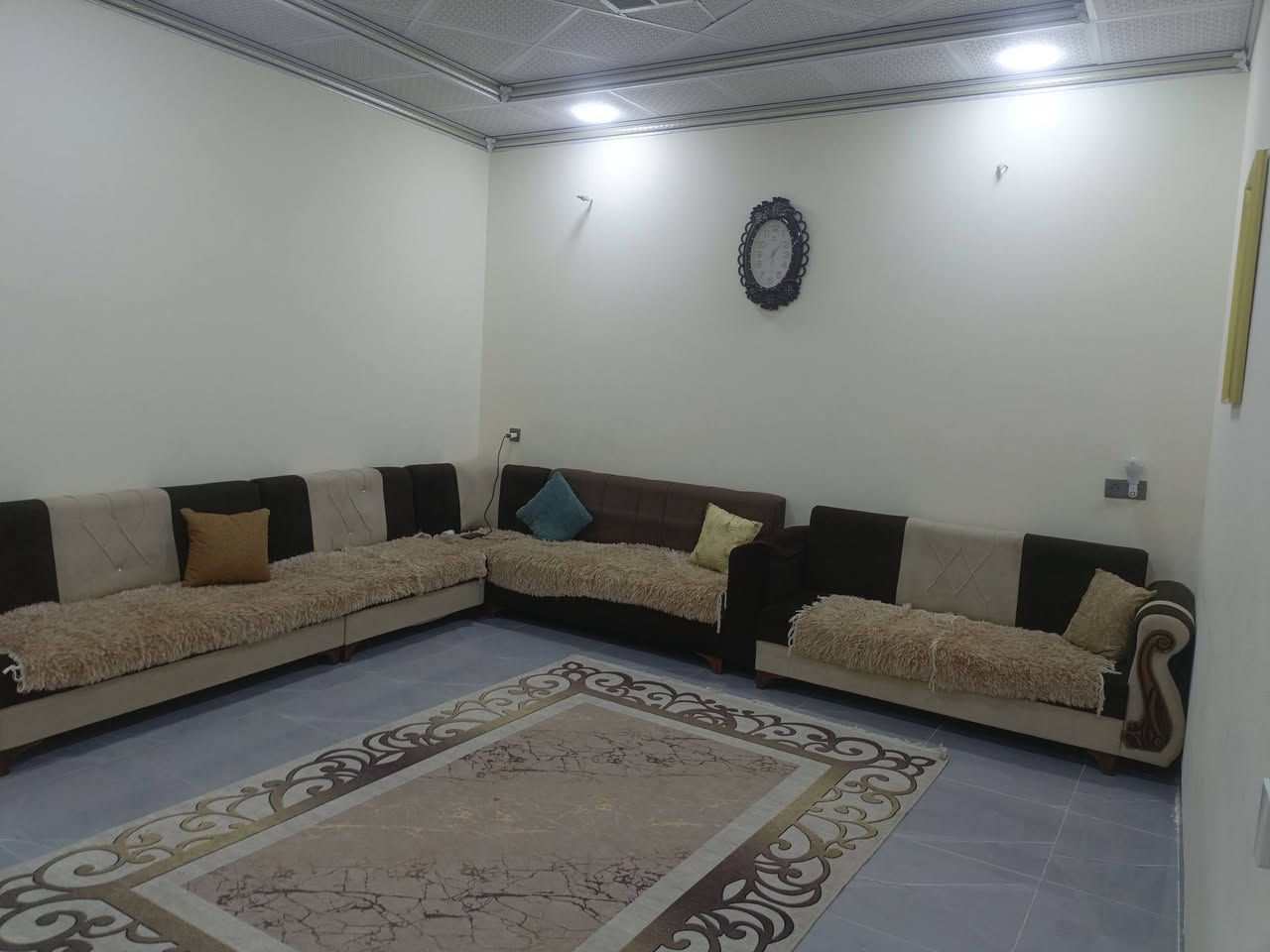 يالله السلام عليكم بيت طابقين فول فول للبيع مساحته 250 متر الطابق الأرضي مكون من غرفتين نوم ويا استقبال هول مطبخ بارد حار ولطابق الثاني مكون من 3 غرف نوم البيت مكانه بديار بكر البيت صفر صارله 3 أشهر كمله السعر ولمعامله يم صاحب البيت ***********
